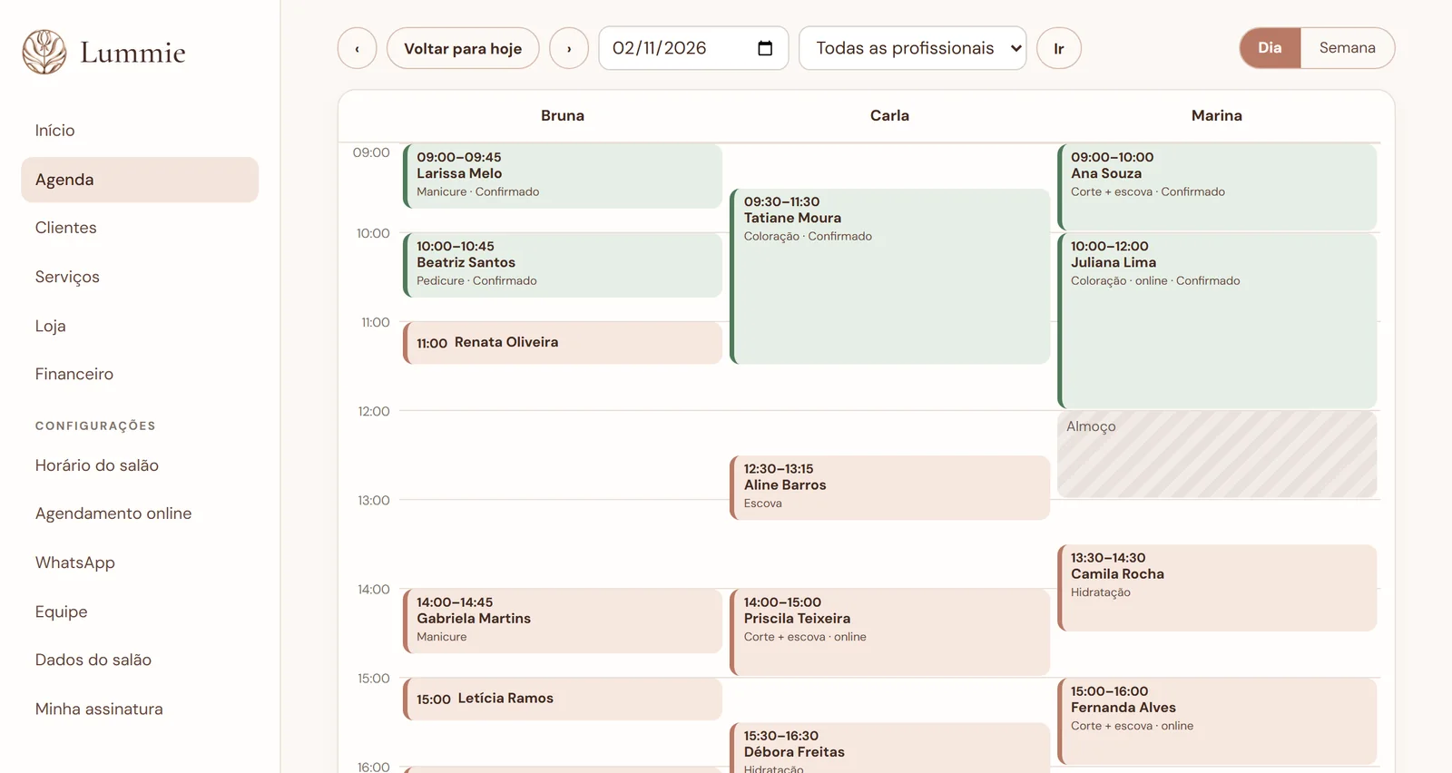 Agenda do dia na Lummie, com uma coluna para cada profissional e o horário de almoço bloqueado